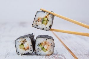 Comment manger des sushis avec des baguettes ?