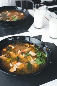 Comment préparer une soupe miso au porc et aux haricots verts ?