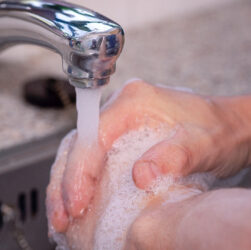 Pourquoi opter pour un lave-mains en inox ?